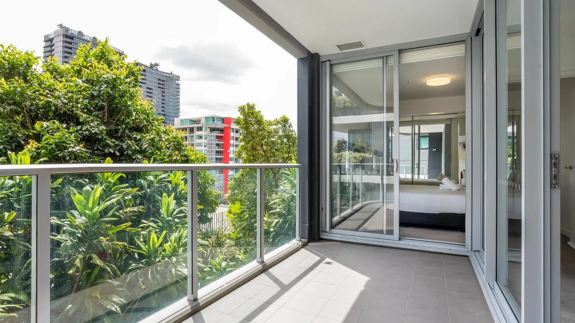 Modern 2 Bedroom Apartment With Parking South Brisbane 0*,  Australia