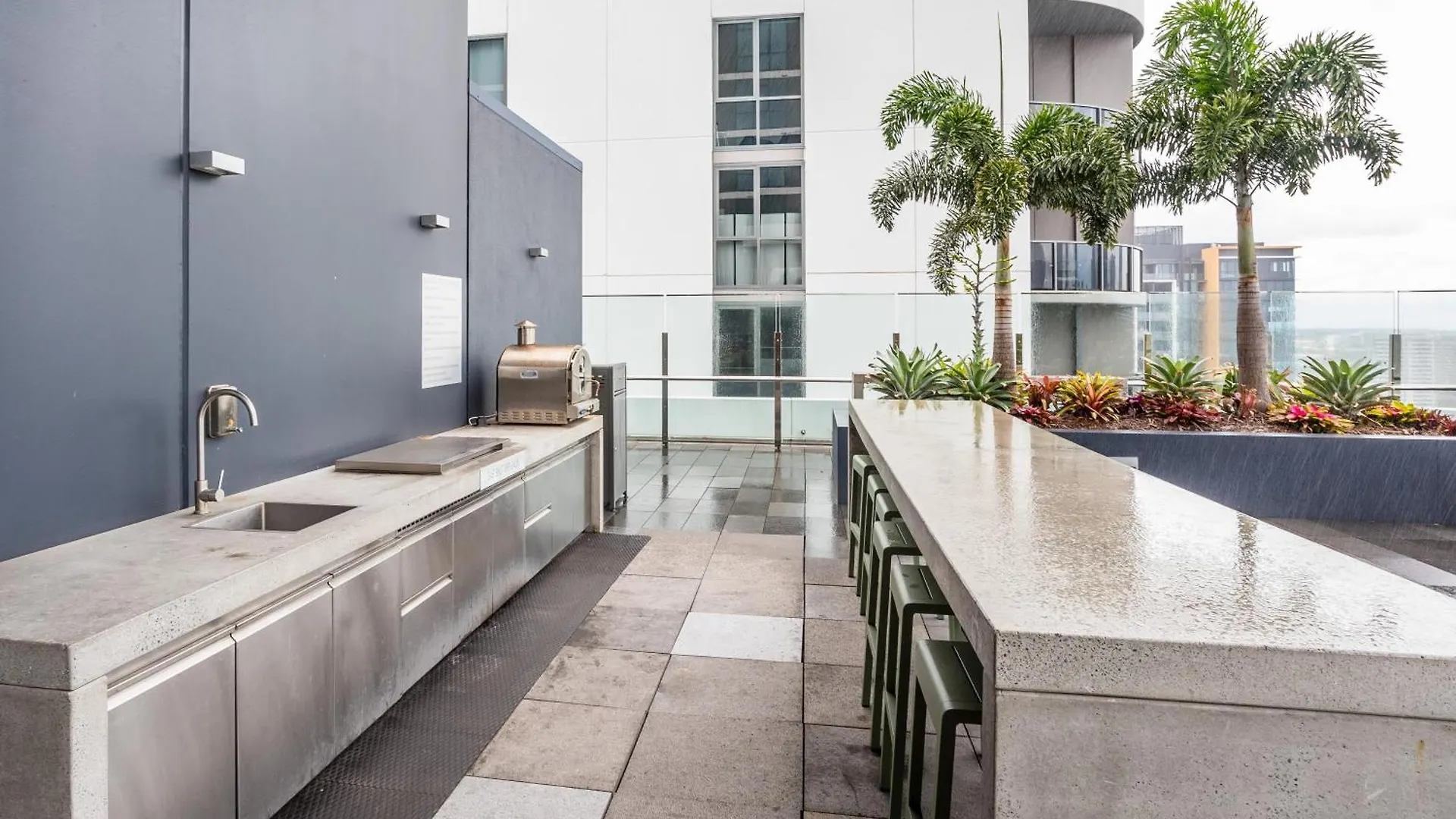 Modern 2 Bedroom Apartment With Parking South Brisbane