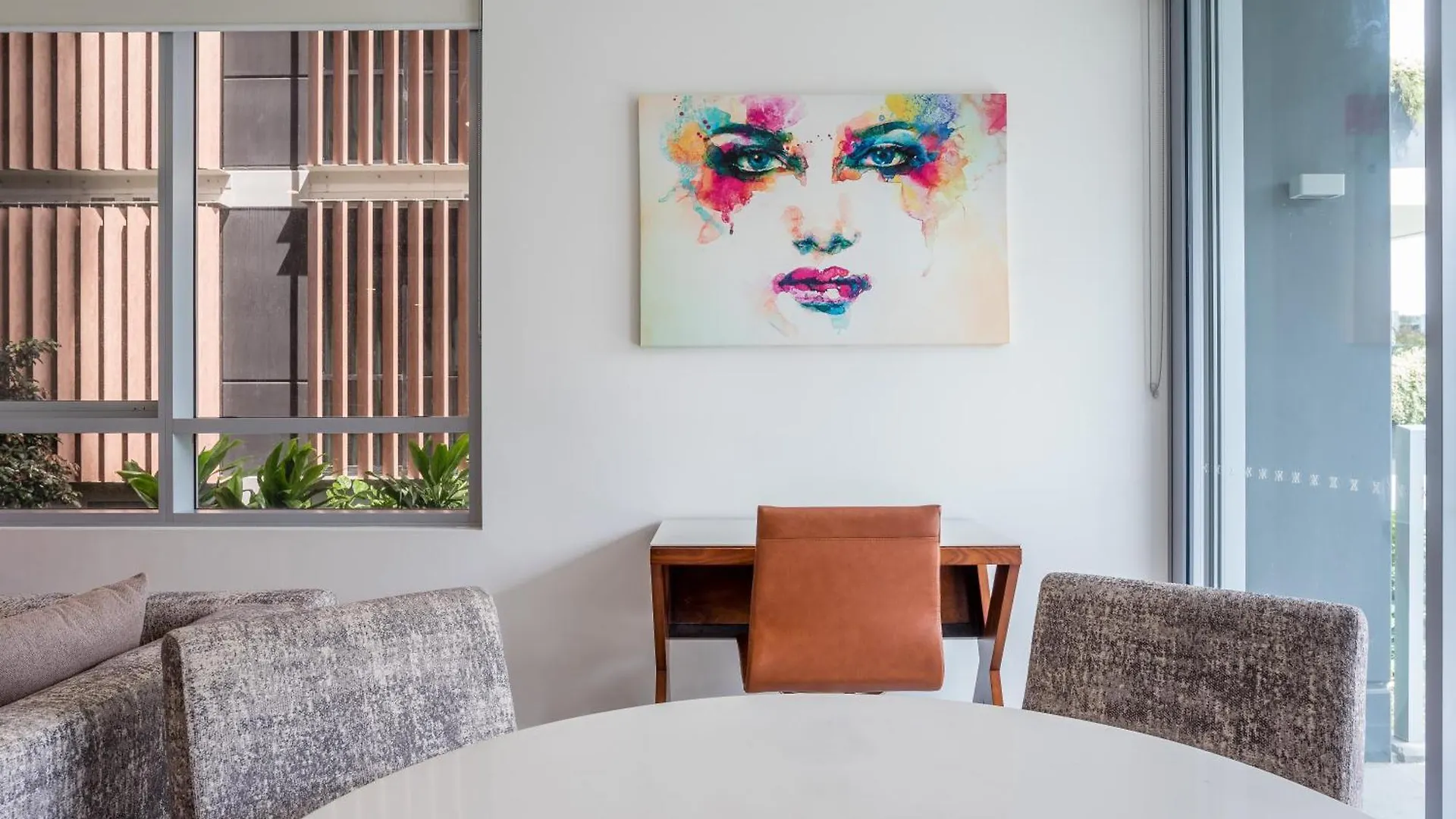 Modern 2 Bedroom Apartment With Parking South Brisbane