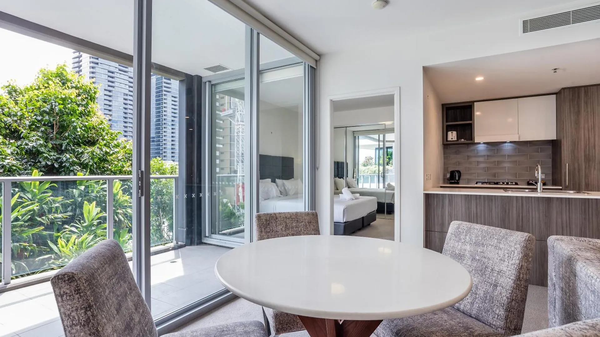 Modern 2 Bedroom Apartment With Parking South Brisbane