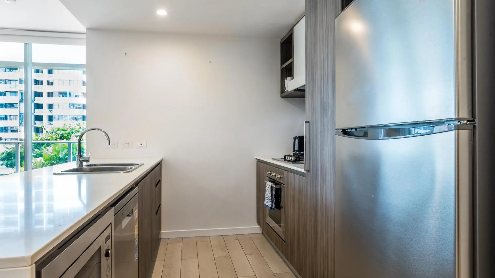 Modern 2 Bedroom Apartment With Parking South Brisbane Australia