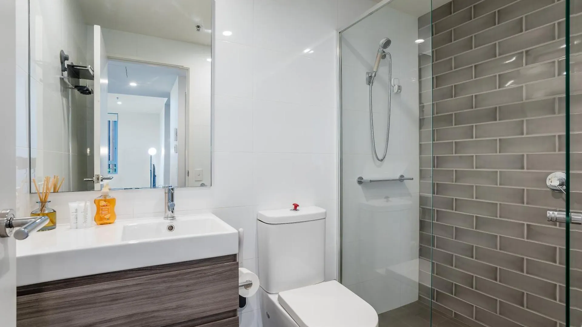 Modern 2 Bedroom Apartment With Parking South Brisbane Australia