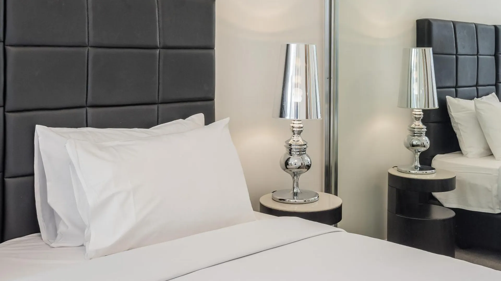 Modern 2 Bedroom Apartment With Parking South Brisbane Australia