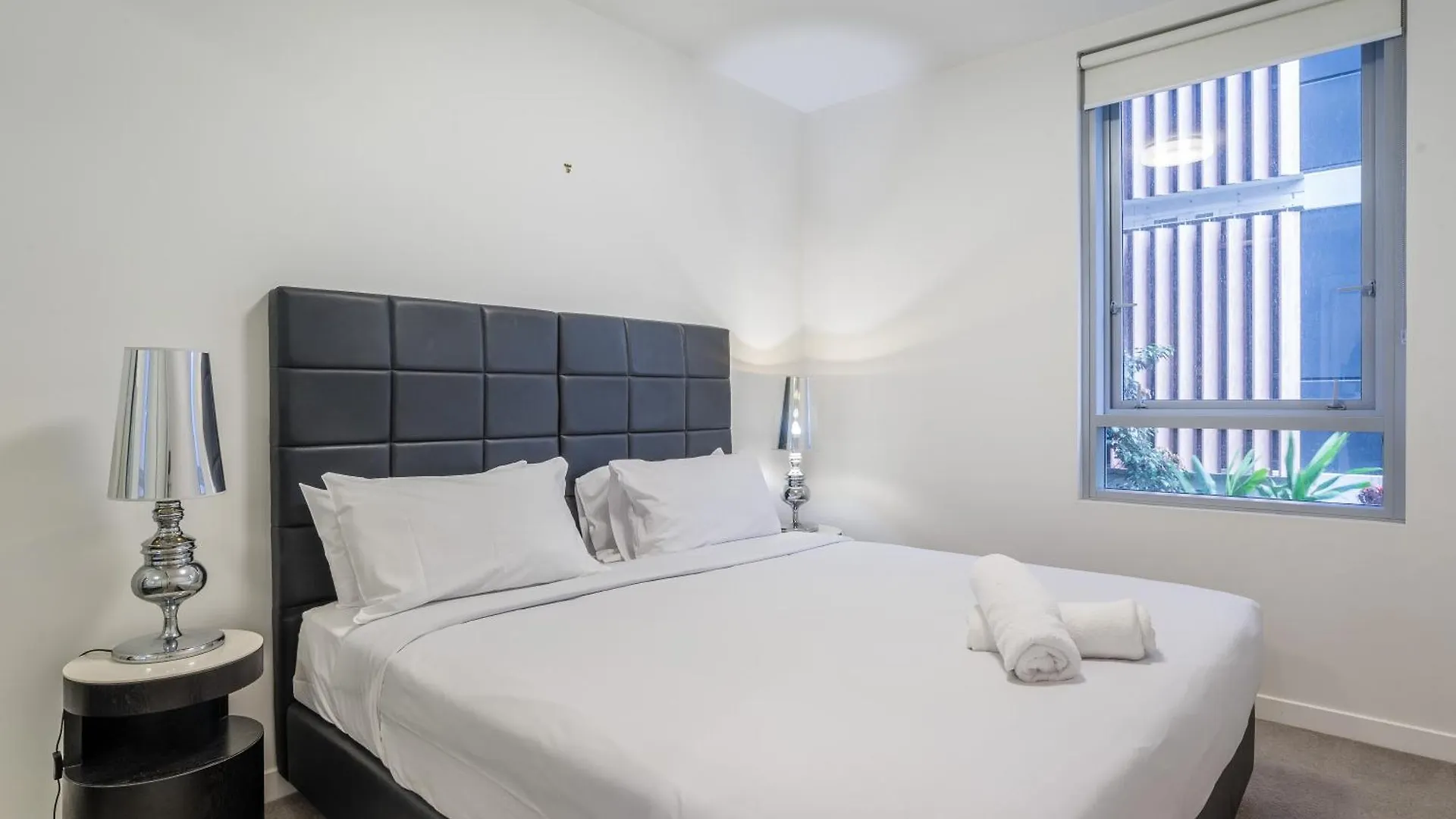 Modern 2 Bedroom Apartment With Parking South Brisbane 0*,