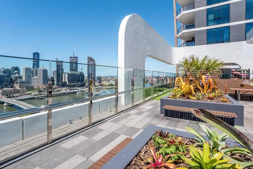 Modern 2 Bedroom Apartment With Parking South Brisbane Australia