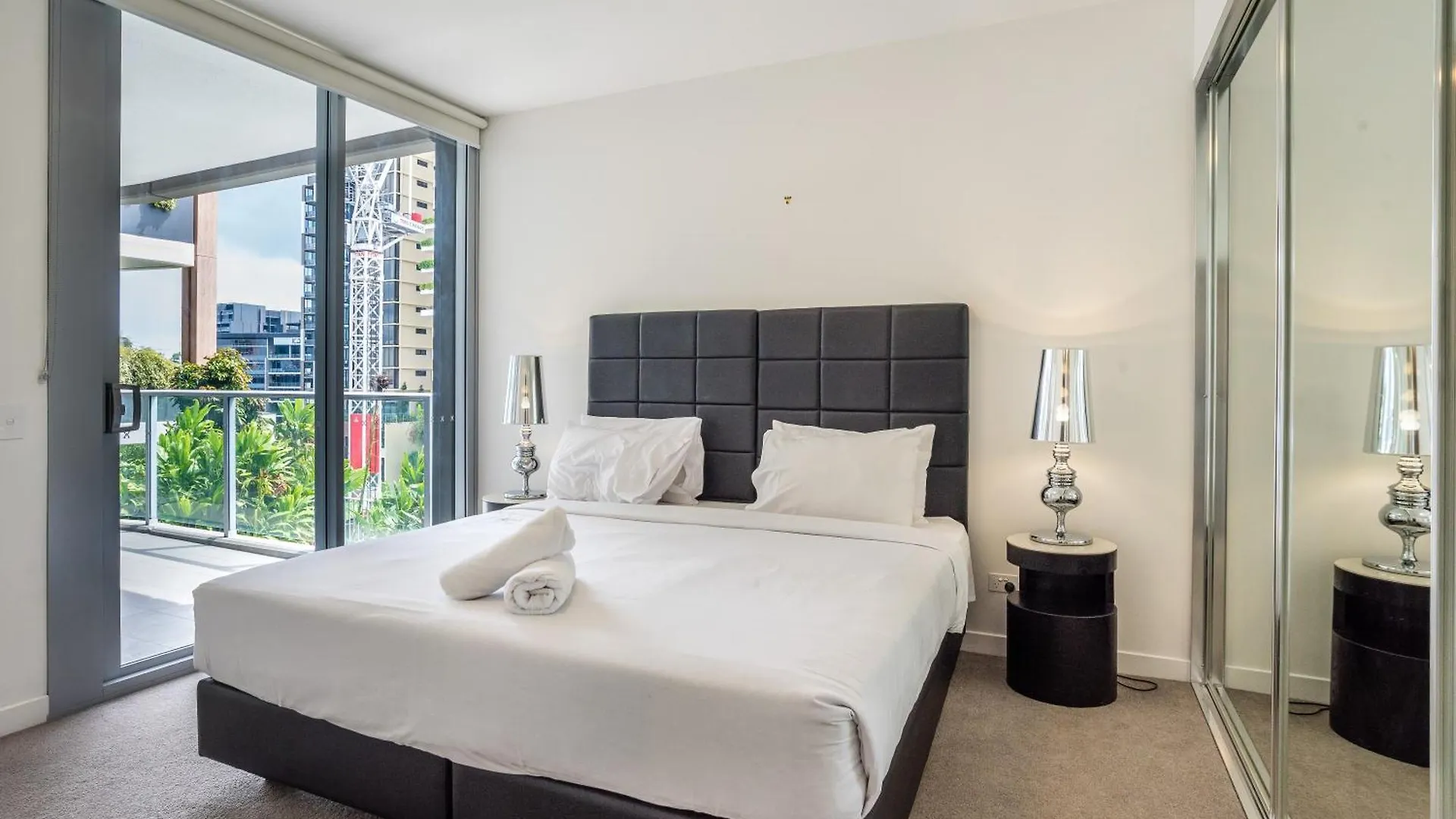 Modern 2 Bedroom Apartment With Parking South 布里斯班