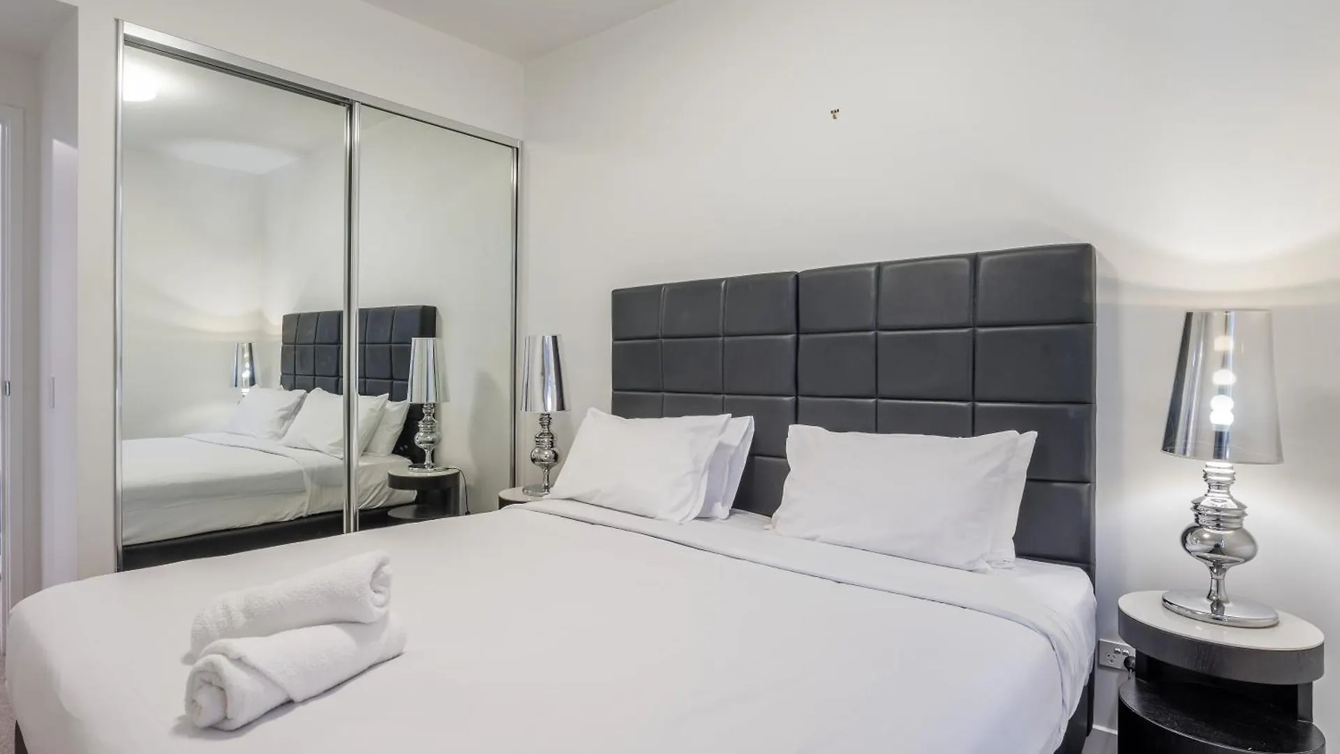 Modern 2 Bedroom Apartment With Parking South 布里斯班